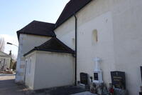 Die romanische Quadermauer am Langhaus mit zwei vermauerten Trichterrundbogenfenstern aus dem 12. Jahrhundert