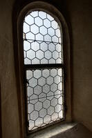 Das einbahnige gotische Emporenfenster in der Südmauer von innen (viertes Viertel des 15. Jahrhunderts)