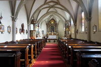 Das Innere der Kirche (im Kern ein romanischer Saalbau ohne Strebepfeiler mit leicht eingezogenem Chor)