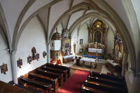 Das Innere der Kirche (im Kern ein romanischer Saalbau ohne Strebepfeiler mit leicht eingezogenem Chor)