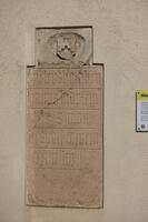 Die Marmorgrabplatte des Hanns Fudprem auf der Südmauer der Pfarrkirche