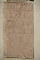 Die Marmorgrabplatte des Hanns Fudprem auf der Südmauer der Pfarrkirche