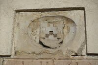 Die Wappentafel des Simon Potl/Pötel auf der Südmauer der Pfarrkirche