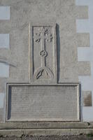 Inschrift über die Errichtung der Friedhofsmauer, des Pfarrhofs, des Armenhauses und der Schule durch Hieronymus Beck