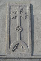 Inschrift über die Errichtung der Friedhofsmauer, des Pfarrhofs, des Armenhauses und der Schule durch Hieronymus Beck, Detail