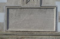 Inschrift über die Errichtung der Friedhofsmauer, des Pfarrhofs, des Armenhauses und der Schule durch Hieronymus Beck, Detail