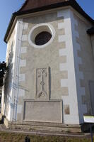 Die Ostseite der Pfarrkirche mit der Inschrift über die Errichtung der Friedhofsmauer, des Pfarrhofs, des Armenhauses und der Schule durch Hieronymus Beck