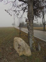 Der Luckate Stein neben der Landesstraße 4043 auf dem Weg nach Unterwaltersdorf