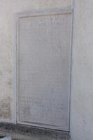 Der Gedenkstein der Familie Hieronymus Beck von Leopoldsdorf aus dem Jahr 1592 an der Ostseite der Pfarrkirche