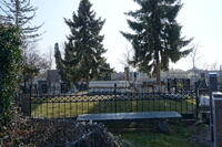 Der achtseitige mit Steinplatten gedeckte Grabhügel (Familiengruft der Familie Beck von Leopoldsdorf)