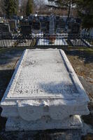 Tumba mit Wappentafeln und Inschrift