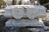 Tumba mit Wappentafeln (Westseite)