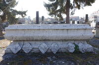 Tumba mit Wappentafeln (Nordseite)