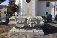 Tumba mit Wappentafeln (Ostseite)