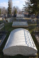 Halbtonnenförmiger Haustein mit Inschrift und Wappen von Hieronymus Beck