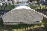 Halbtonnenförmiger Haustein mit Inschrift und Wappen von Hieronymus Beck