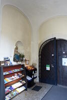 Der Vorraum (Narthex) der Pfarrkirche unterhalb des barocken Westturms