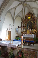 Der Volks- und der Hochaltar der Pfarrkirche mit dem Zugang zur Sakristei