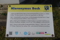Informationstafel zu den Grabdenkmälern der Familie Beck von Leopoldsdorf auf dem Friedhof rings um die Pfarrkirche