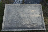 Grabinschrift der Valerie von Drasche-Wartinberg (1911-2003) auf dem Grabhügel der Patronatsherren