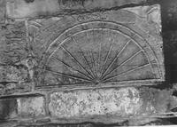 Sonnenuhr auf der Fassade der Kirche