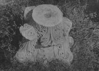 Kapitell des 6. Jh.s im Hof der Kirche