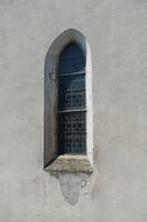 Das einbahnige, spitzbogige Fenster in der Ost-Mauer