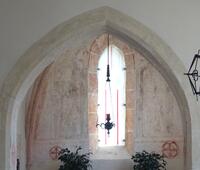 Die frühgotische Wandmalerei an der Stirnseite des Chores (Heilige Katharina und Maria mit Kind)