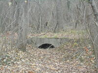 Der Wasserkanal beim Rondeau mit den vier Säulen im Schloßpark des Schlosses Ebreichsdorf