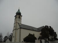 Die Pfarrkirche des Heiligen Johannes des Täufers in Trumau von Südwesten