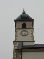 Der Kirchturm der Pfarrkirche des Heiligen Johannes des Täufers in Trumau