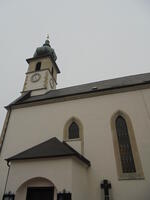 Die Südseite der Pfarrkirche des Heiligen Johannes des Täufers in Trumau