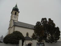 Die Pfarrkirche des Heiligen Johannes des Täufers in Trumau von Südwesten